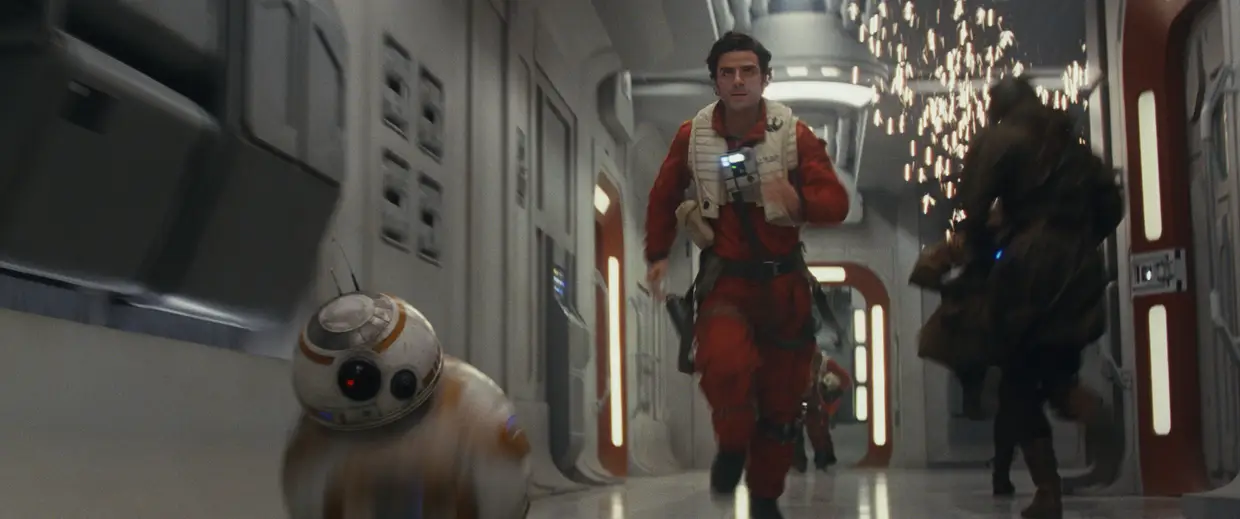Dupla inseparável em ação: o comandante rebelde Poe Dameron (o ator guatemalteco-americano Oscar Isaac)e BB-8