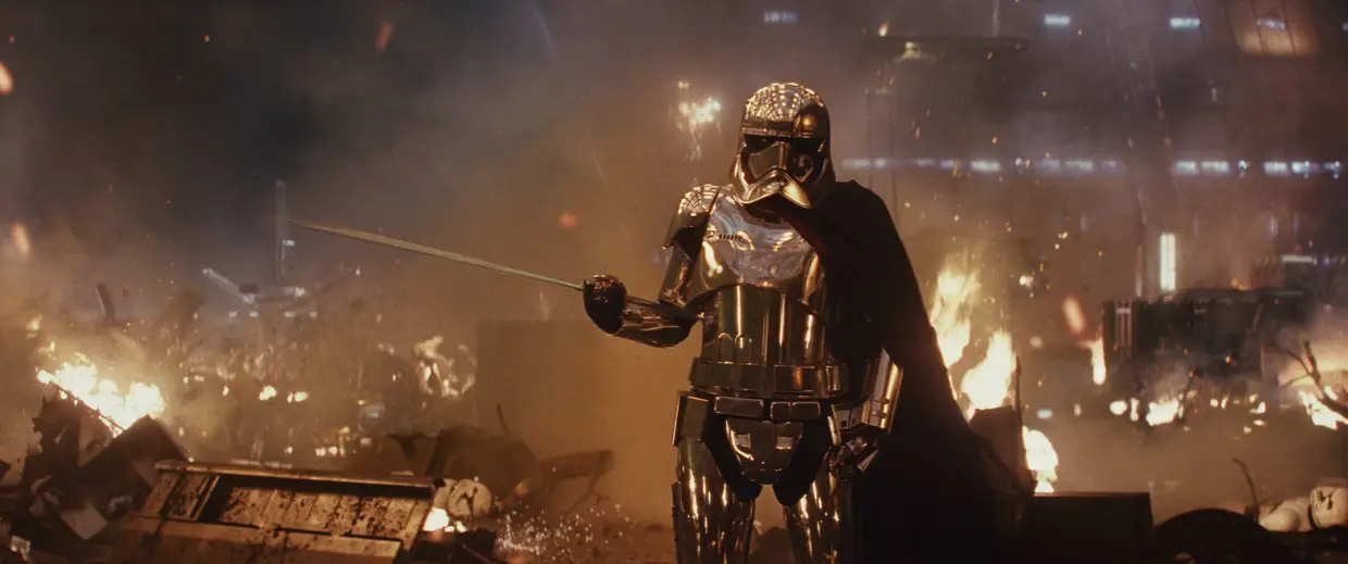 Personagem carimsático da galeria de recentes vilões de Star Wars, a Capitã Phasma, identificada pela armadura cromada. É interpretada por Gwendoline Christie, atriz britânica que o público reconhece como a nobre cavaleira Brienne de Tarth na série televisiva A Guerra dos Tronos