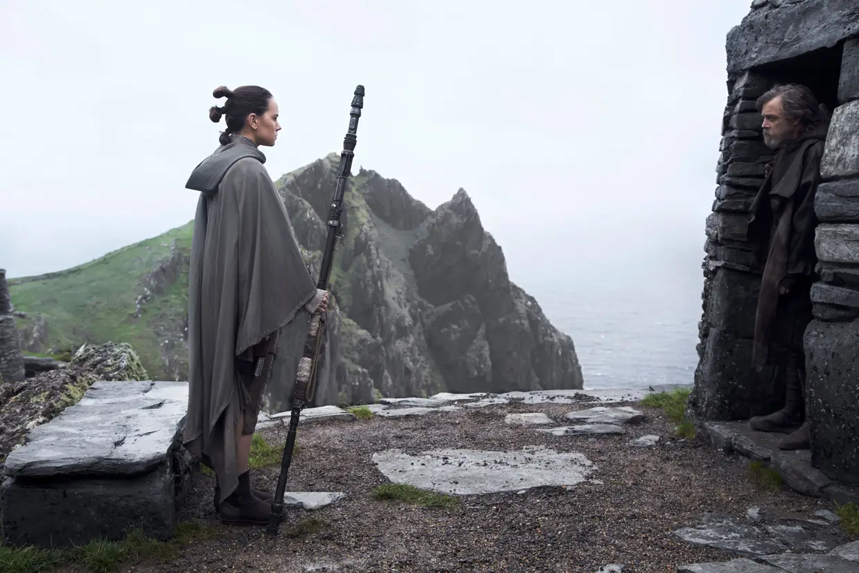 O encontro pivotal de Star Wars:Os Últimos Jedi. Rey (Daisy Ridley) e Luke Skywalker (Mark Hamill)na ilha ancestral da ordem quase extinta:a candidata a guerreira Jedi procura um mestre...