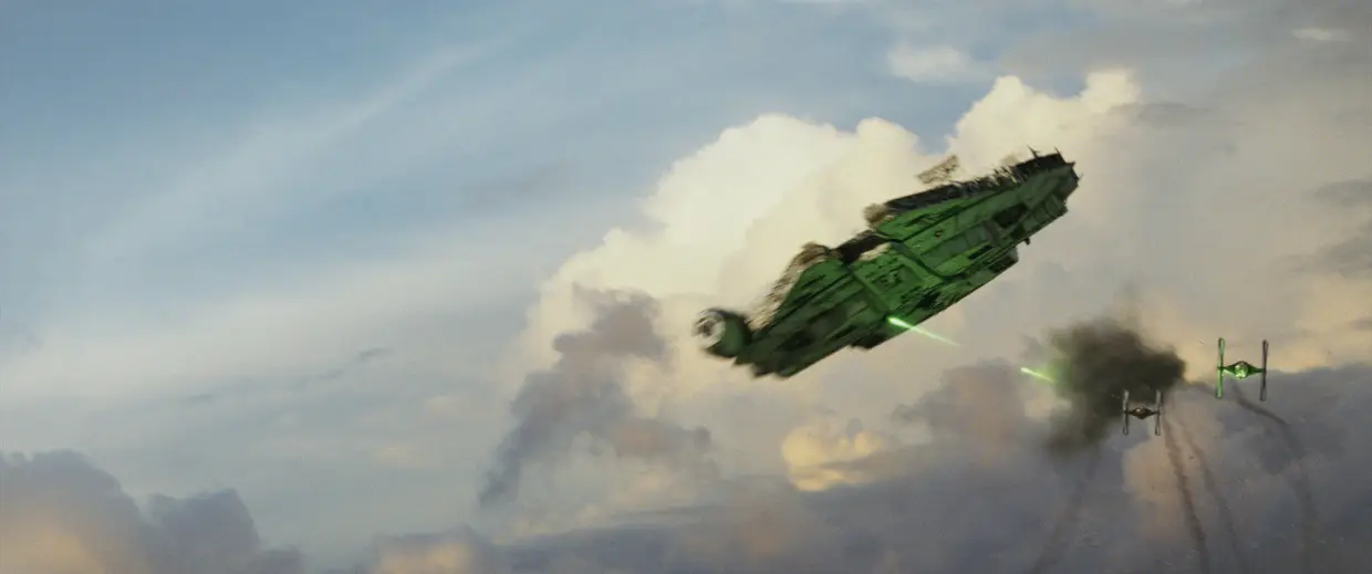 Imagem familiar para qualquer fã de Star Wars: a nave Millenial Falcon a despistar naves inimigas