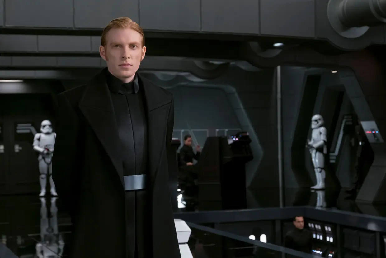 Almirante Hux (interpretado pelo ator irlandês Domhnall Gleeson), um dos vilões ao serviço da Primeira Ordem, o regime ditatorial herdeiro do Império