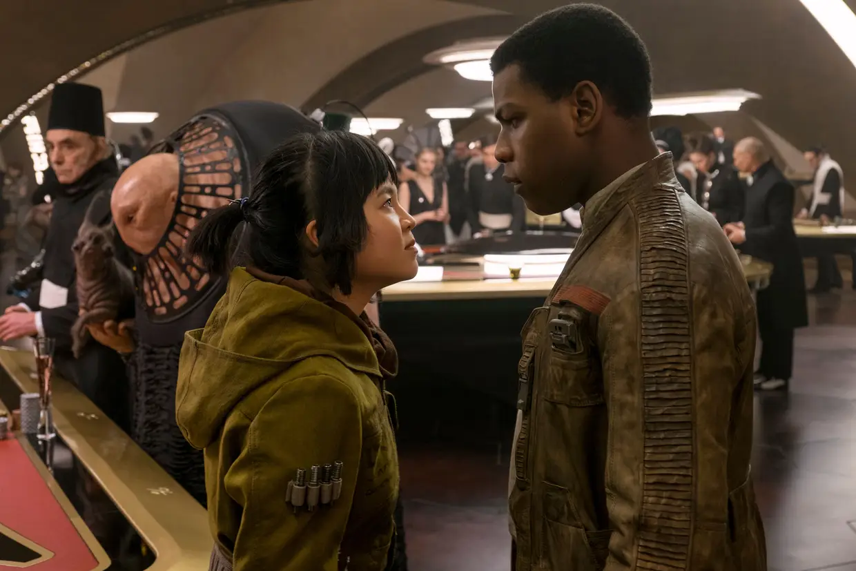 A mecânica Rose Tico (Kelly Marie Tran)e o stormtrooper desertor Finn (John Boyega) procuram ajudar a Resistência,indo em missão secreta ao planeta-casino Canto Bright - cenário onde se encontram seres de grande exuberância visual, e sátira ao jet set do mundo
