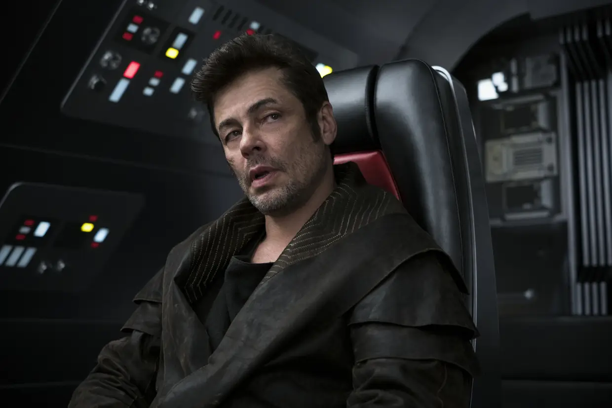 DJ,um novo personagem que agora entra para vasta família Star Wars. Benício del Toro vestiu a pele do ladrão e descodificador de códigos, um papel recusado por outro ator com pergaminhos, Joachim Phoenix