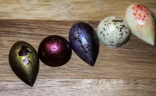 Foi na Rua das Flores, no Porto, que Isabel Dias começou por se dedicar, em 2013, à produção de bombons, barras e trufas sem conservantes, nem recheios pré-preparados