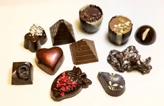 O que faz a diferença nos chocolates de Alexandra Fontes, da Theo Kakaw, no Porto, é o facto de serem sem glúten e muitos também sem lactose e sem açúcar