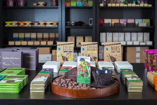 As marcas artesanais que a Bean to Bar Chocolates vende obedecem todas ao método que designa o controlo do processo de fabrico, desde a escolha do grão do cacau até à barra