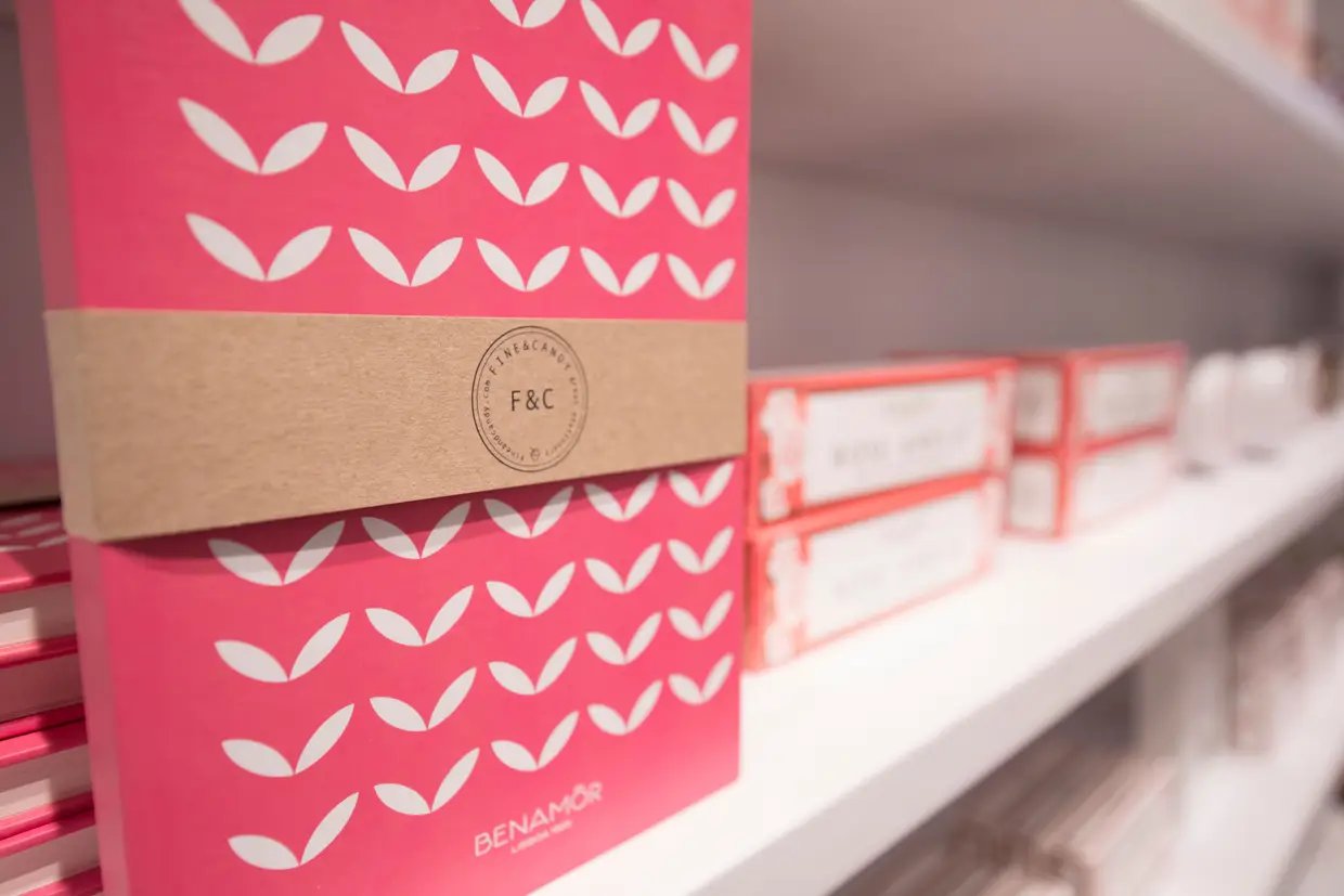A Benamôr tem uma colaboração com a marca portuguesa de cadernos Fine&Candy. São feitos à mão e têm a cor de cada uma das linhas de produtos: rosa (Rose Amélie), azul (Gordíssimo), lilás (Jacarandá) e verde (Alantoíne)