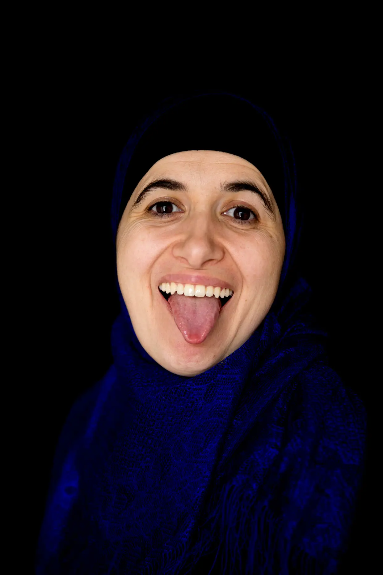 SEM QUERER DAR NAS VISTAS - AISHA MUHAMMED - Até há dois anos era Carla Costa. Hoje responde pelo nome da mulher preferida do profeta Maomé. Estudou gestão de empresas de turismo mas está desempregada. Com 37 anos, solteira e sem filhos, encontramo-la regularmente a fazer voluntariado na Mesquita. "O Islão é uma religião que assenta na caridade." Acaba a confessar que não usa hijab sempre porque tem o efeito contrário: "As mulheres andam tapadas para não dar nas vistas".
