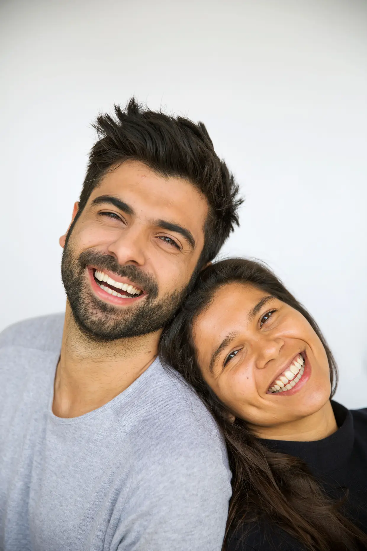 ... E SOU TEU MANO - AYAZ E NOOR PALMA - Os dois irmãos têm uma cumplicidade que não passa despercebida e isso há de notar-se no vídeo quando ele brinca com ela a dizer "sou teu mano, sou muçulmano". De 27 e 25 anos, ele faz anúncios e pequenos filmes, ela é formada em Psicologia Criminal, embora não exerça. Ela assume que não é praticante a cem por cento, ele que tem uma namorada fora do mundo islâmico. Ela gosta de arroz de pato e de andar por Lisboa, ele já apareceu em vários anúncios e na série Massa Fresca. Ambos acreditam que o mundo sem gente diferente seria uma chatice