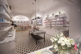 A histórica marca de cosmética Benamôr, criada em Lisboa, renasceu e tem agora uma loja