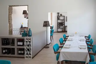 Liderado pelo chefe Carlos Correia, o Torreão é um restaurante como os outros. A vertente solidária deve-se ao facto de as equipas de cozinha e de sala serem constituídas por profissionais formados no Serviço de Assistência Organizações de Maria (SAOM)