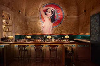 No restaurante Beco - Cabaret Gourmet, salta à vista, atrás do balcão, o enorme desenho de uma pin-up