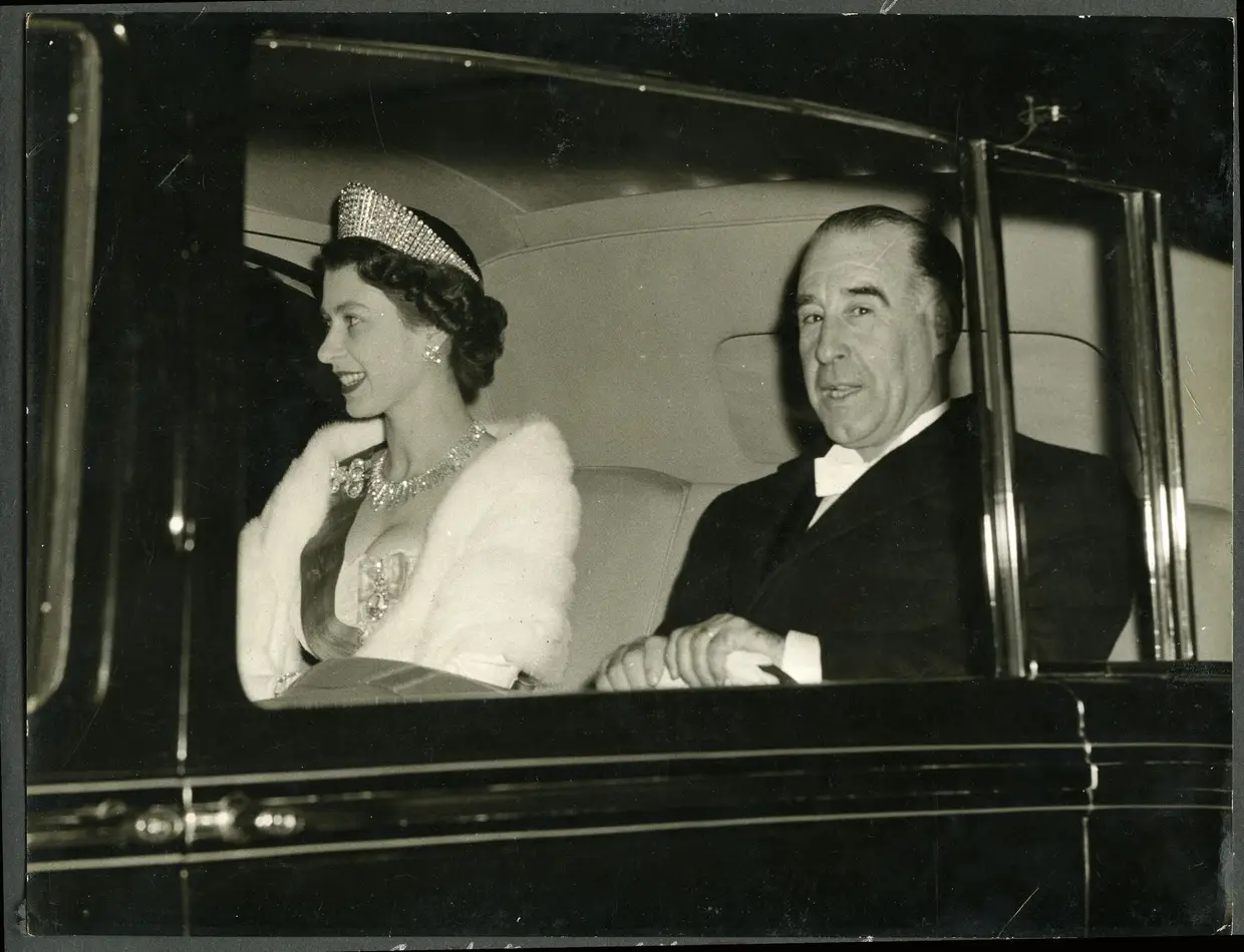 Craveiro Lopes em Londres - O serviço oferecido pelo Presidente a Isabel II, em 1955, foi pesado prato a prato. Para saírem 306 peças, tiveram de ser feitas mais de mil