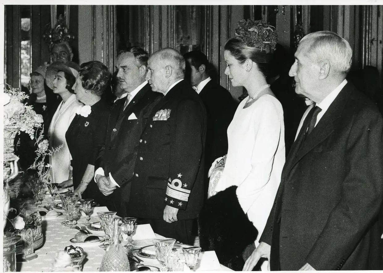 Grace Kelly - A princesa Grace do Mónaco, num banquete no Palácio de Queluz, em 1964. Américo Thomaz ofereceu-lhe um serviço de chá com o seu monograma pintado a ouro