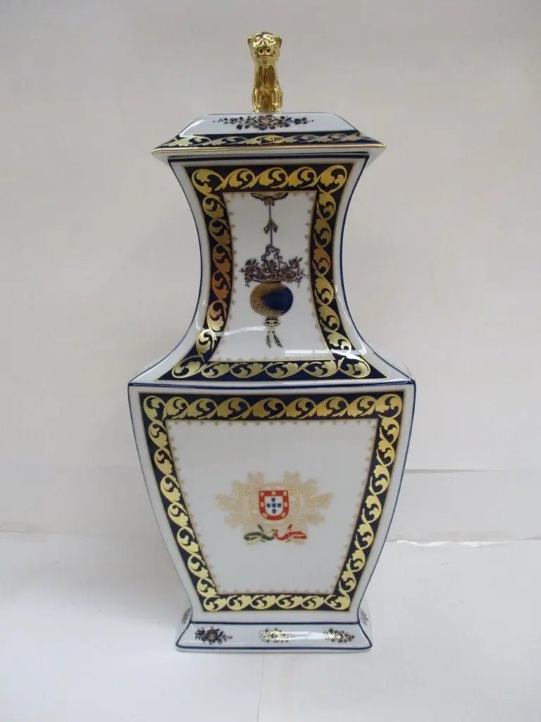 Talha Oriental nº 1 - Tem sido oferecida por Marcelo Rebelo de Sousa a vários dos seus homólogos. Pintada a tinta e a ouro, só para a decoração tem de ir seis vezes ao forno