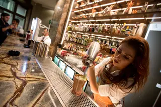 Um bar onde os clientes bebem cocktails e jogam ao Monopólio