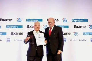 Fortunato Frederico, presidente da Kyaia, o maior grupo português de calçado, com Francisco Pinto Balsemão, presidente do Conselho de Administração da Impresa. O empresário que liderou a Associação Portuguesa dos Industriais de Calçado, Componentes e Artigos de Pele e Seus Sucedâneos (APICCAPS) nos últimos 18 anos recebeu o Prémio Excelência na Liderança