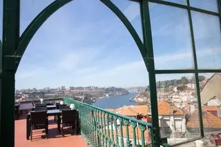 O terraço virado ao rio Douro e às zonas ribeirinhas do Porto e Gaia