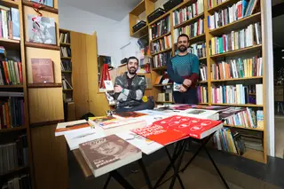 Francisco Garcia Reis e Nuno Queirós Pereira são, desde dezembro passado, os novos donos da Poetria, a primeira e única livraria de poesia e teatro do País com morada nas Galerias Lumière, no Porto