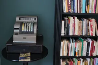 A expressão “shop around the corner” assenta muito bem à Pó dos Livros na Avenida Duque de Ávila, em Lisboa