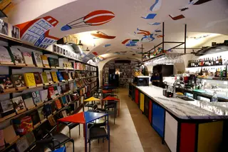A Menina e Moça, no Cais do Sodré, nasceu com o objetivo de fugir à globalização, aos bestsellers e às novidades literárias e, acima de tudo, para “acarinhar as livrarias independentes”, diz Cristina Ovídio, a proprietária desta livraria-bar no Cais do Sodré