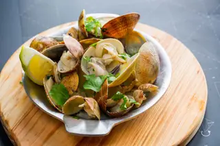 As amêijoas à Bulhão Pato é um dos pratos que compõem este brunch servido na Marisqueira Pesqueiro 25, em Lisboa