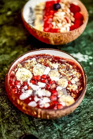 No Naked, uma das sugestões de brunch é este bowl de açaí com granola, lascas de côco e fruta