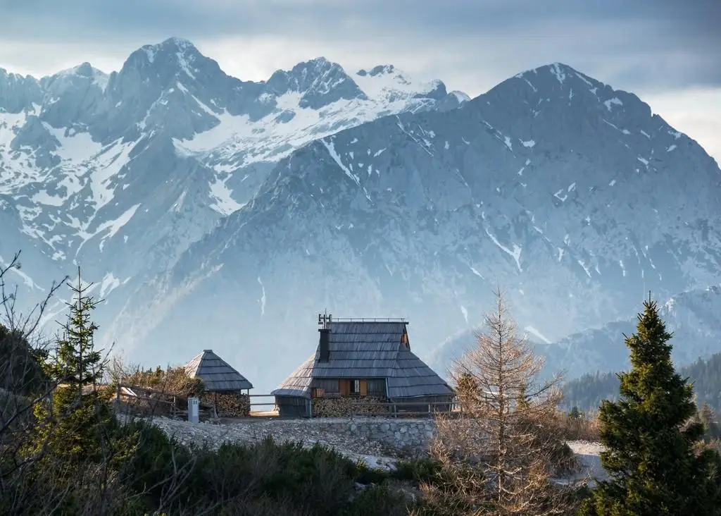 Casa de montanha (usualmente chamada koča) em Ojstrica, disponível para alugar pela Booking.com, perto do mundialmente conhecido ponto de turismo Esloveno, o lago Bled.