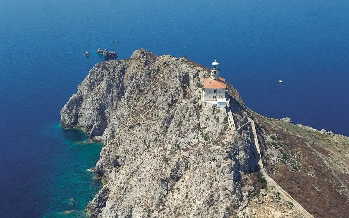 Farol com quartos para alugar na ilha Croata de Palagruža, parte de um arquipélago remoto no mar Adriático.