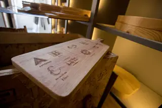 As tábuas de cozinha podem ser personalizadas na hora, através da gravação a laser (custo acrescido de €5) e levadas para casa num saco de serapilheira
