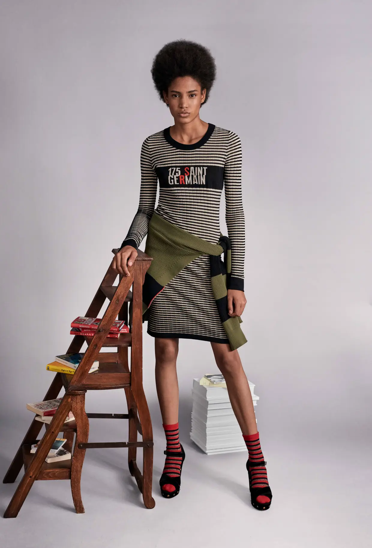 Vestido em seda e algodão, com detalhe em jacquard €450, camisola em malha com detalhe em jacquard €320