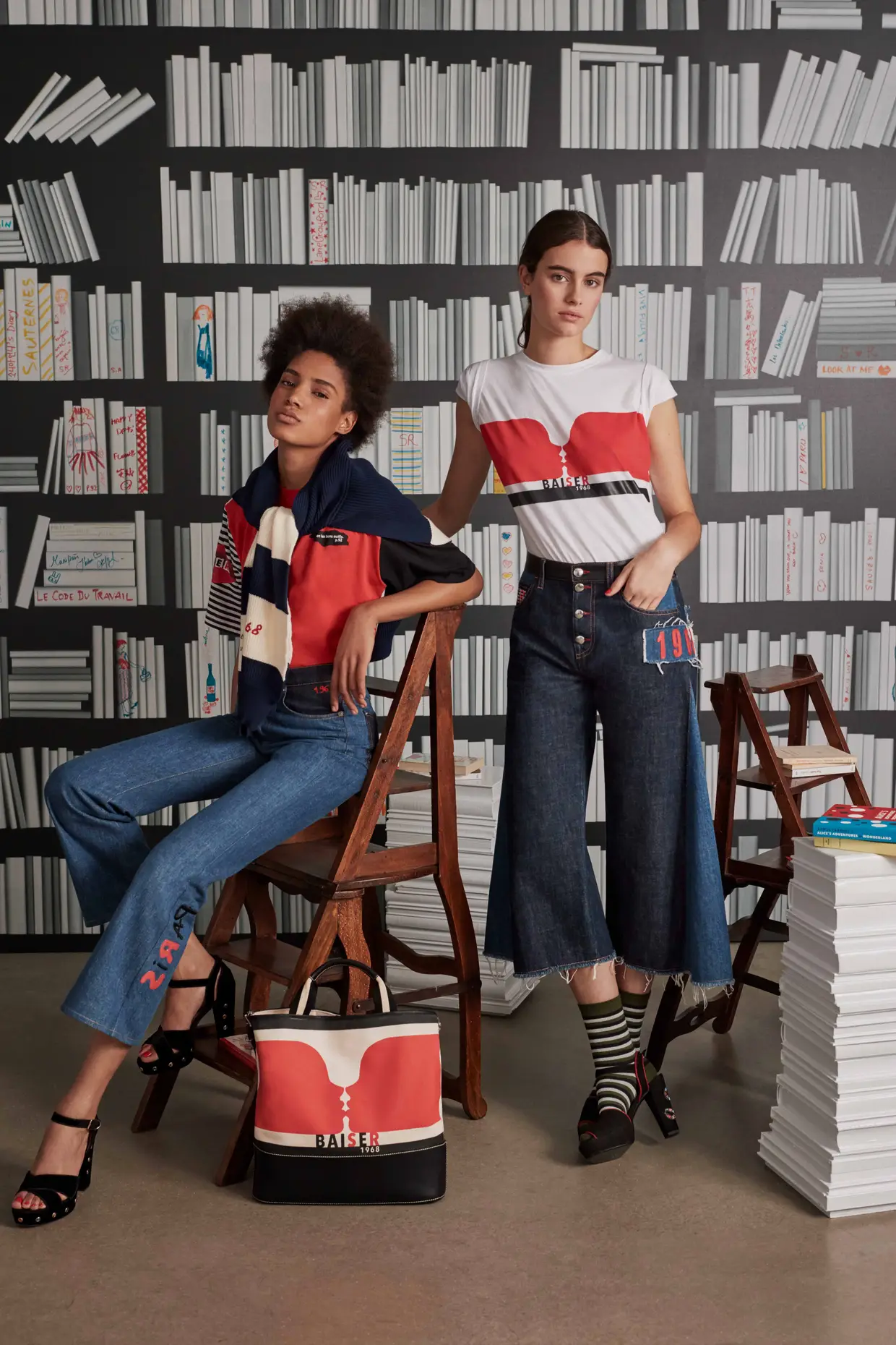 Calça de ganga Saint Germain €390, mala Le Sailor em lona com detalhes em pele €450, t-shirt €90, calça de ganga com bordados e remendos €790