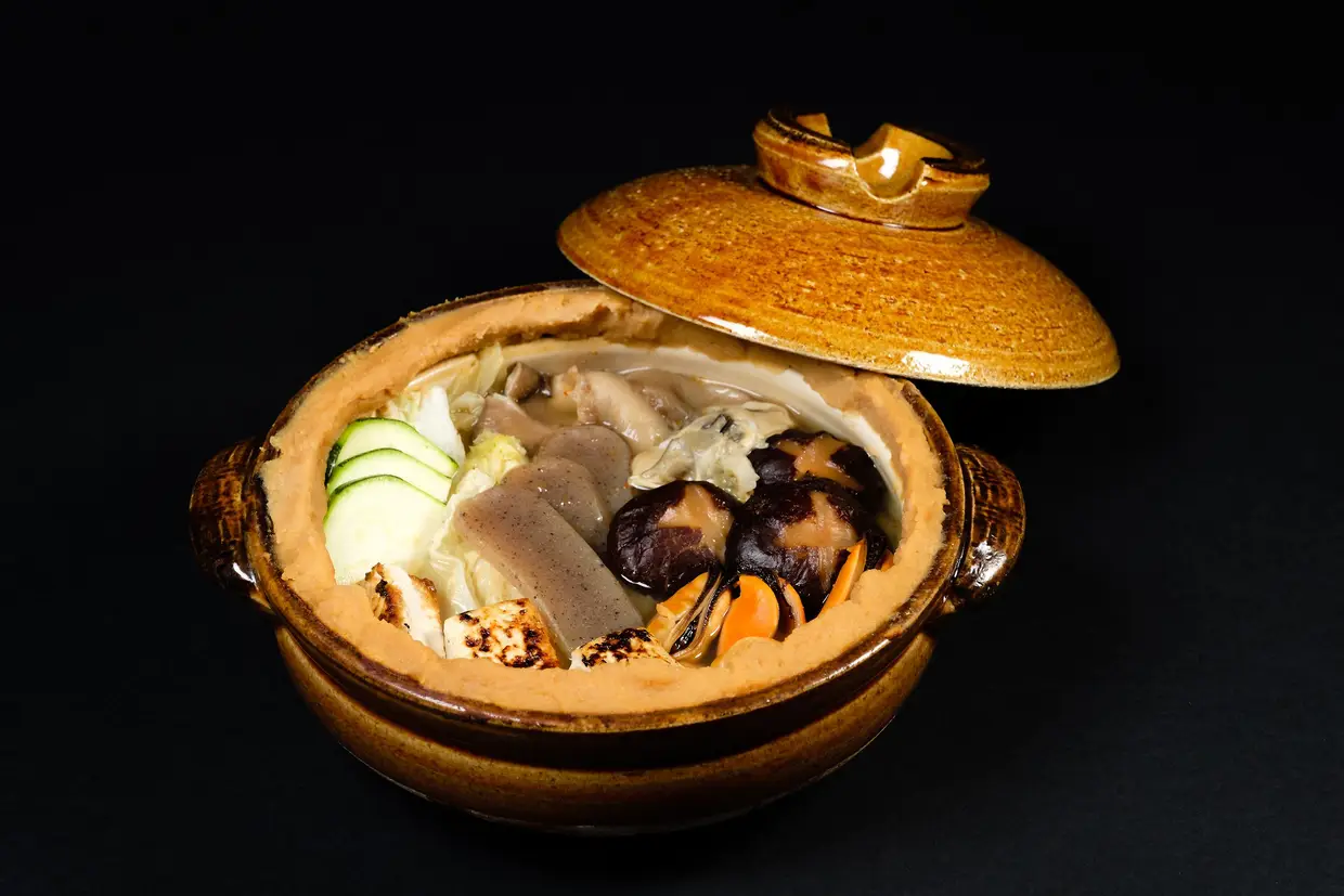 O dote nabe (€16) é um caldo japonês, também finalizado à mesa