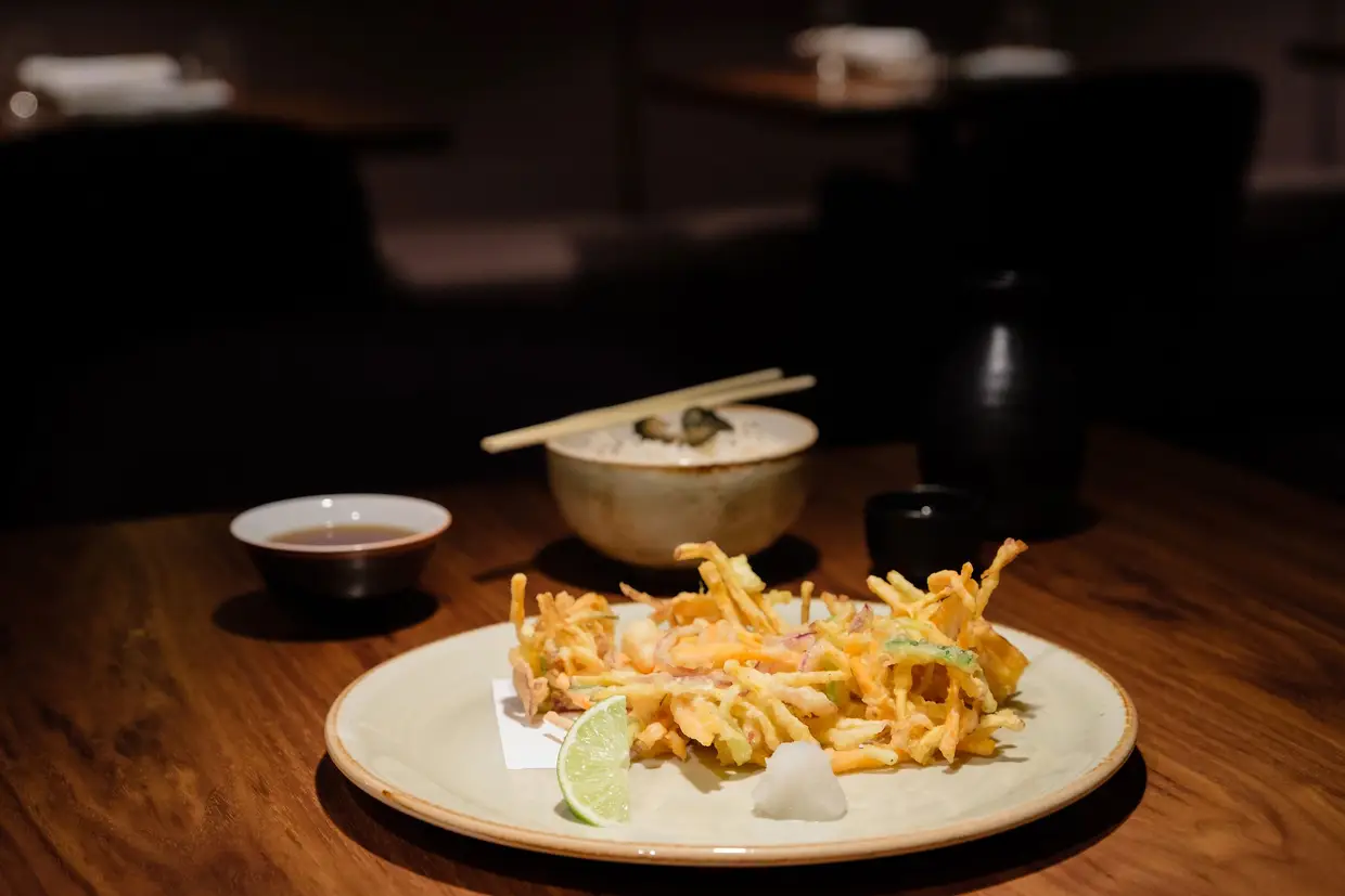 A ebi kakiage (€12) é uma tempura de legumes (batata-doce, cenoura e courgete) com camarão e alga, servida com arroz