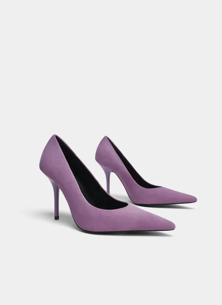 Sapatos de salto alto em pele com acabamento em camurça, Uterqüe, €89