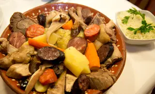 Na Baixa do Porto, O Rápido está sempre cheio graças ao ambiente castiço e à comida simples, bem preparada pela cozinheira Rosa Mendes. E o cozido não foge à regra