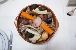 No Antunes, um dos mais antigos restaurantes do Porto, o cozido à portuguesa é servido à quinta-feira