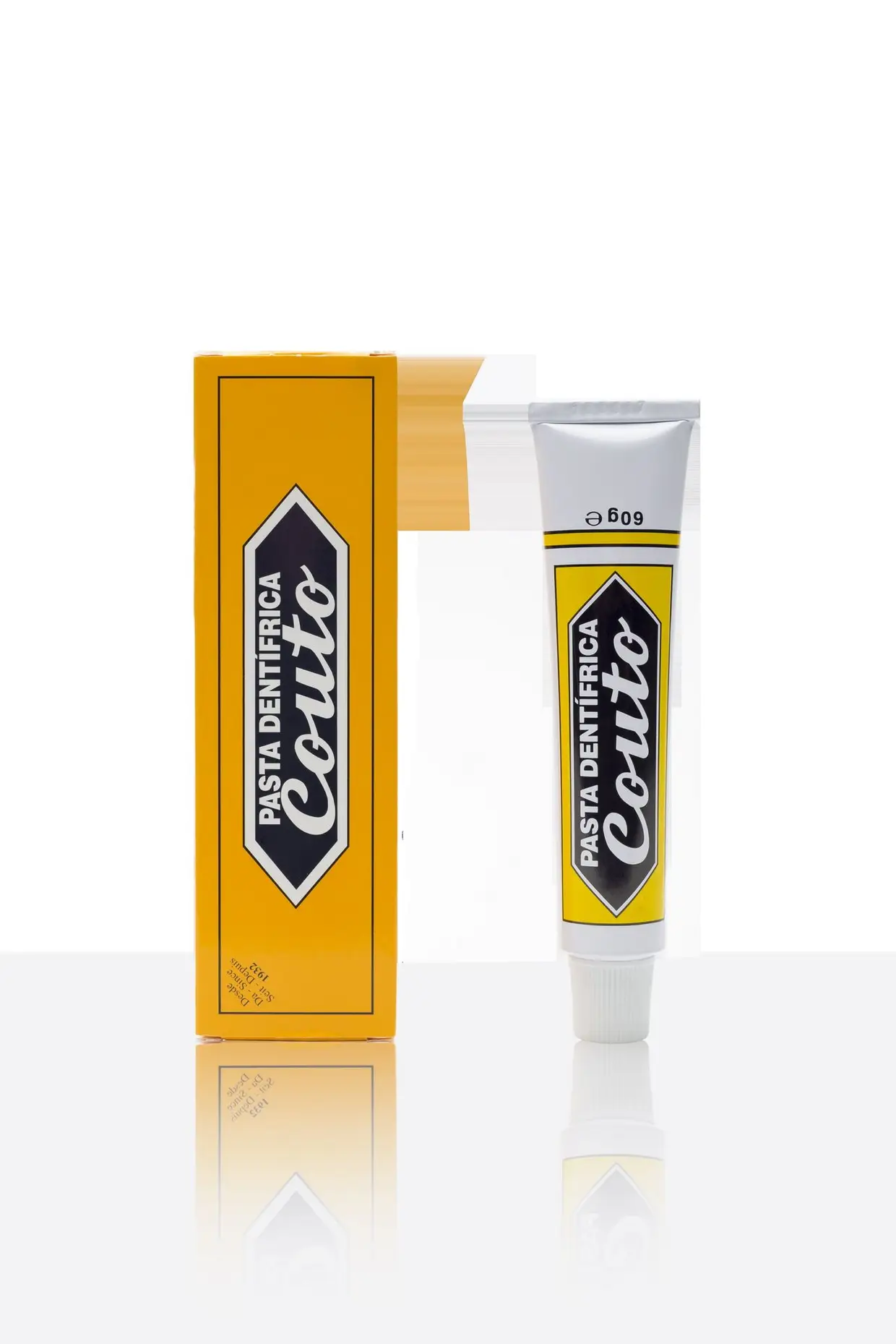 A imagem da conhecida pasta dentífrica Couto dará o mote para a criação de uma linha premium que incluirá gel de banho, creme de barbear, after shave e colónia. O lançamento está marcado para o próximo mês de junho, mês do centenário da empresa