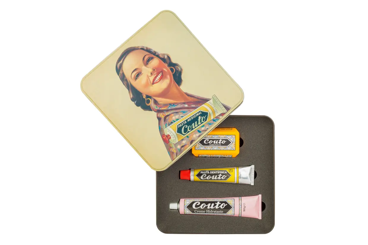 Com imagem do anúncio da Pasta Medicinal Couto dos anos 60, a nova caixa metálica inclui o sabonete e o creme hidratante Couto, lançados recentemente, uma edição especial da pasta dentrífica, comemorativa dos 85 anos da marca, e ainda o poster do anúncio