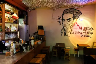 A ilustração tem destaque no Ironic Lisbon Bar, no Largo de Santo Antoninho, com uma das paredes transformada em galeria, por onde hão passar ilustradores e outros artistas convidados
