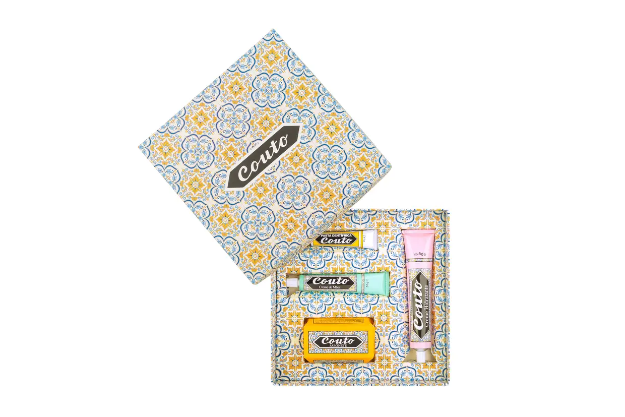 Caixa com a nova imagem da marca, que evoca o azulejo português. Inclui quatro produtos: sabonete, creme de mãos, creme hidratante e pasta dentrífica