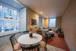 Os apartamentos estão decorados a bege, azul ou verde, cores que vão das paredes ao chão, janelas e portadas pintadas de branco e fotografias do Porto e do Douro aqui e ali