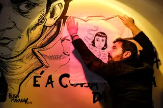 Com citações provocadoras, as t-shirts e os sacos da Ironic Lisbon têm agora uma montra no bar