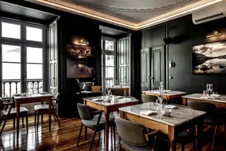 A Taberna Fina fica no primeiro andar do Hotel Le Consulat, no Largo Camões