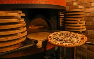 Ao forno napolitano juntam-se produtos vindos de Itália e a técnica dos chefes italianos Gaetano Barone e Vittorio Varrati