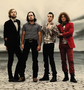 Os The Killers atuam no palco principal no dia 29 de junho