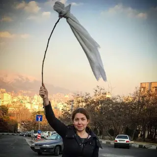 Imagem publicada na página de Facebook My Stealthy Freedom, onde mulheres iranianas partilham fotos sem o hijab