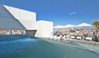 A piscina do White tem 13 metros de comprimento (os mesmos da fachada do edifício), e, daqui, os olhos alcançam Monsanto e o rio Tejo, numa visão de quase 30 graus