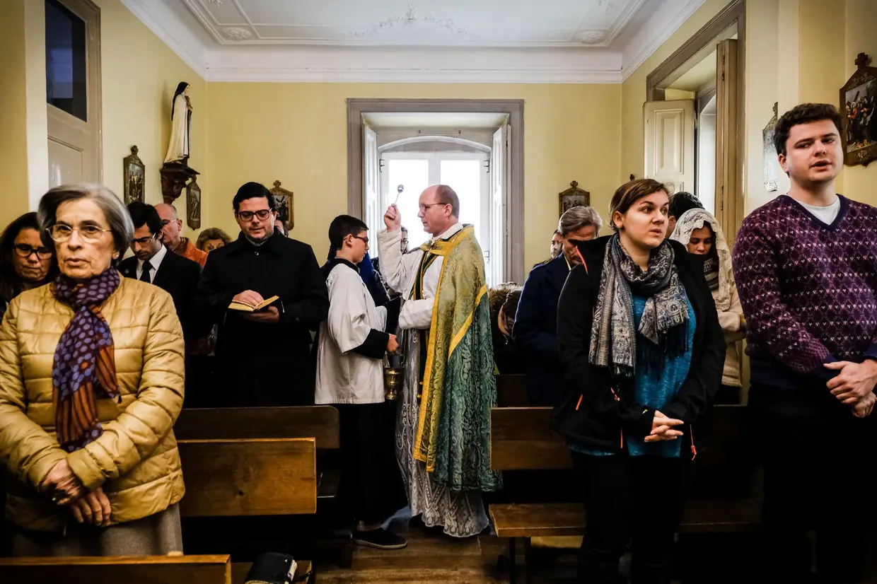 Antes da missa, o sacerdote benze os presentes com água benta com sal
