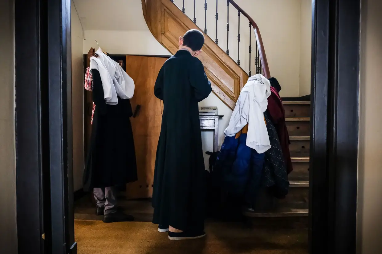 Os acólitos, de 9 e 12 anos, preparam-se para a missa de domingo na Fraternidade São Pio X, em Lisboa